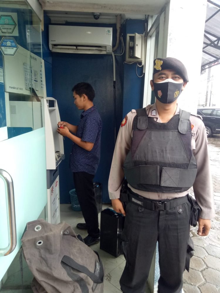 Satsamapta Polres Serang Polda Banten laksanakan pengawalan pengisian ATM