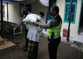 Satuan lalu lintas Polres Cilegon Polda Banten laksanakan Baksos.