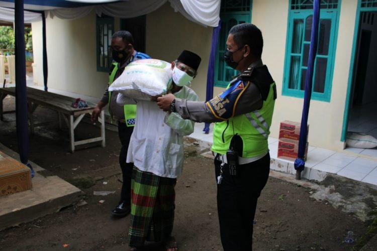 Satuan lalu lintas Polres Cilegon Polda Banten laksanakan Baksos.