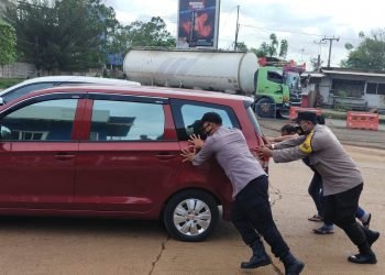 Sigap Mengambil Inisiatif, Personel Polsek Ciwandan Polres Cilegon Polda Banten Bantu Dorong Mobil Mogok