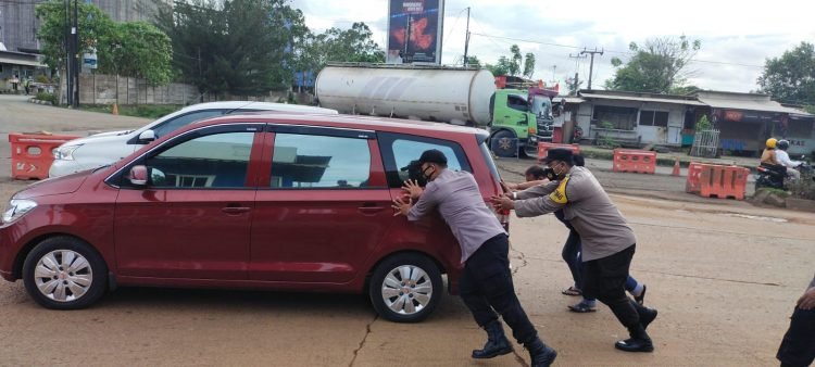 Sigap Mengambil Inisiatif, Personel Polsek Ciwandan Polres Cilegon Polda Banten Bantu Dorong Mobil Mogok