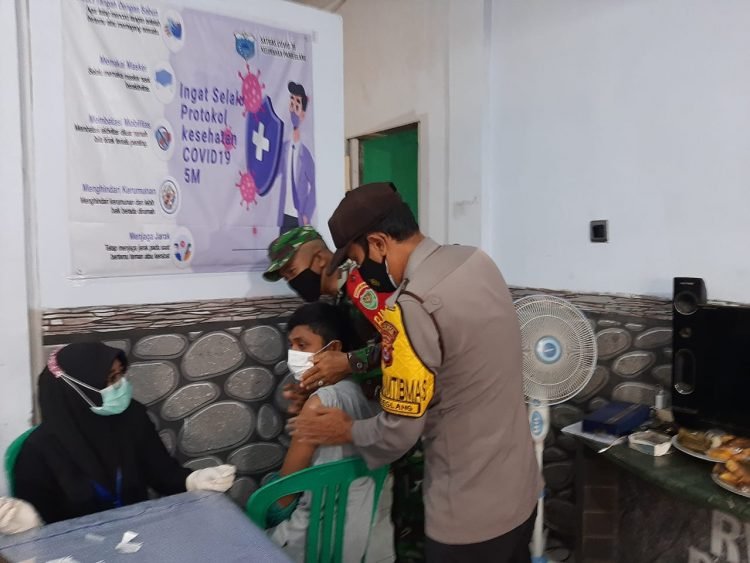 Sinergitas Bhabinkamtibmas Polda Banten & Babinsa di lokasi vaksinisasi