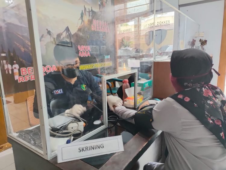 Targetkan 200 vaksinasi Demi Herd Imunity oleh Tim Rev@co Siedokes Polres Cilegon l