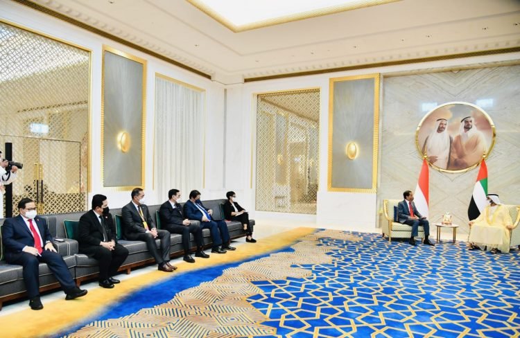 Tiba di Dubai, Presiden Jokowi Disambut Ruler of Dubai dan Saksikan Pertukaran Sejumlah Nota Kesepahaman