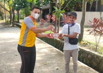 Tim Warung Jumat Ditresnarkoba Polda Banten Bagikan Masker dan Nasi Kotak di Wilayah Kota Serang