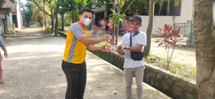 Tim Warung Jumat Ditresnarkoba Polda Banten Bagikan Masker dan Nasi Kotak di Wilayah Kota Serang