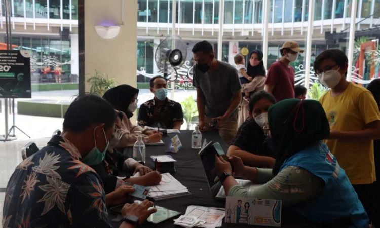 Vaksinasi Covid-19 di Teraskota BSD, KPU Tangsel Buka Posko Pemutakhiran Data Pemilih Berkelanjutan