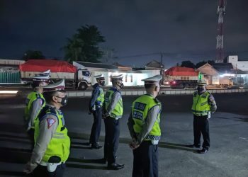 Antisipasi Masyarakat Menuju Jakarta, Personel Ditlantas Polda Banten Lakukan Penyekatan