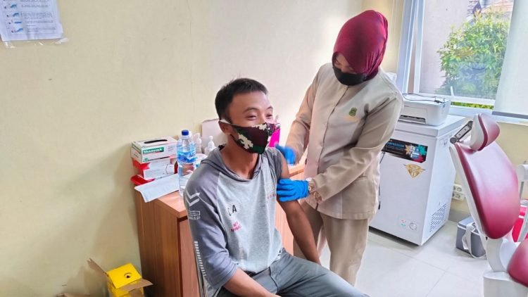 Biddokkes Polda Banten Terus Laksanakan Vaksinasi Covid-19, Ini Lokasinya