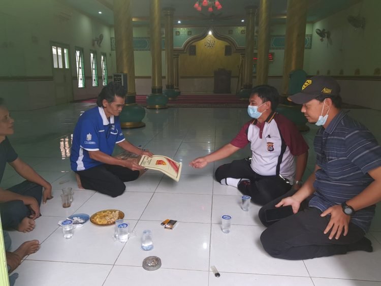 Bidpropam Polda Banten Berikan Bantuan ke Mesjid Al-Muttaqin Guna Renovasi