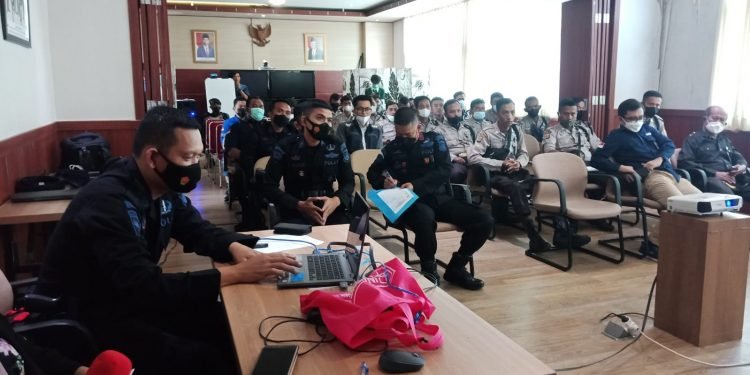 Brimob Polda Banten Berikan Materi Penanganan Ancaman Bom Kepada Sekuriti PLTU Labuan