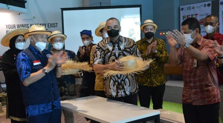 Bupati Zaki Promosikan Topi Bambu Asli Kabupaten Tangerang di Bandara Soekarno-Hatta