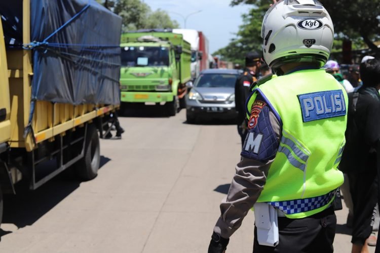 Cegah Kemacetan Saat Pelaksanaan Pembongkaran THM, Satlantas Polres Cilegon Laksanakan Pengaturan Arus Lalulintas