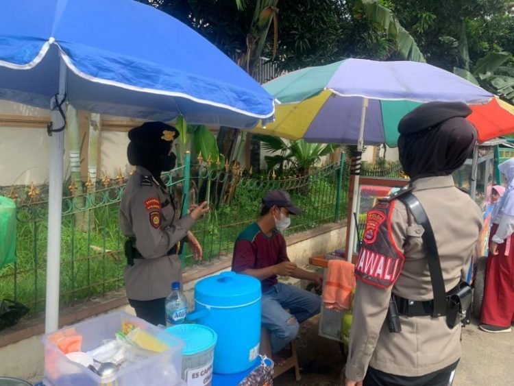 Cegah Penyebaran Covid-19, Polwan Ditsamapta Polda Banten Patroli Nong Jawara