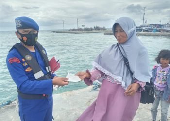 Ditpolairud Polda Banten Bagikan Masker Kepada Masyarakat di Wilayah Pesisir