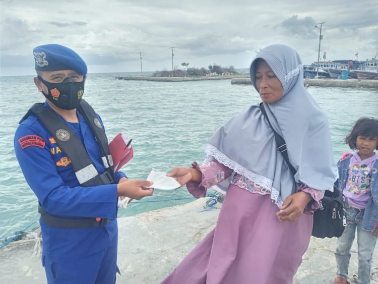 Ditpolairud Polda Banten Bagikan Masker Kepada Masyarakat di Wilayah Pesisir