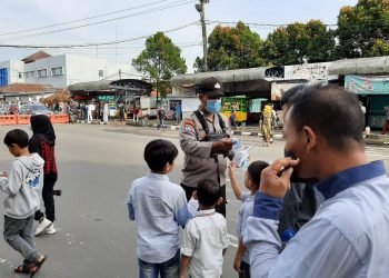Ingatkan Warga, Sat Binmas Polres Lebak Polda Banten Keliling Himbau Prokes dan Bagikan Masker
