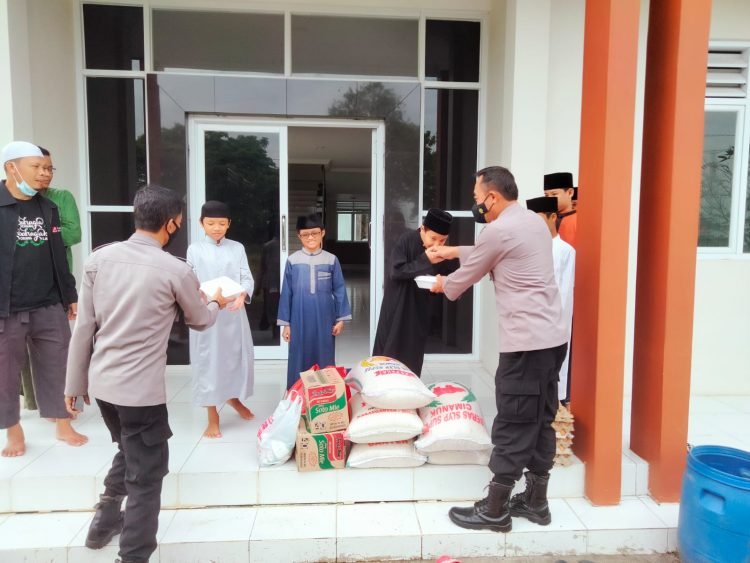 Jumat Berkah, Personel Biro Rena Polda Banten Peduli Anak Yatim Salurkan Paket Sembako ke Yayasan Imam Syafi’i