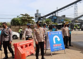 Kapolres Cilegon Polda Banten Pantau Pelaksanaan Uji Coba Ganjil Genap Jalur Wisata Anyer Cinangka