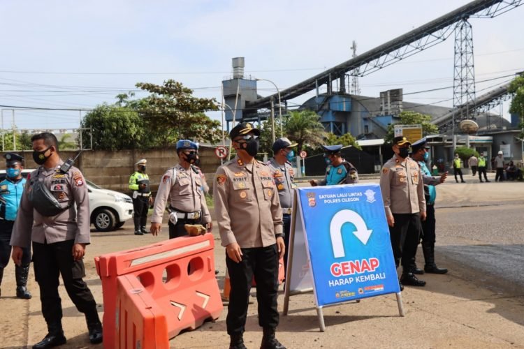Kapolres Cilegon Polda Banten Pantau Pelaksanaan Uji Coba Ganjil Genap Jalur Wisata Anyer Cinangka