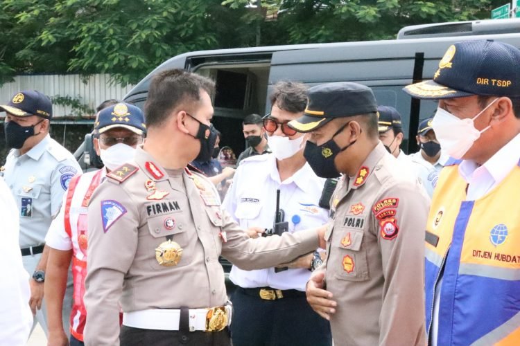 Kapolres Cilegon Polda Banten Sambut Kunjungan Menko Bid. PMK, Menhub dan Kakor Lantas Polri di Pelabuhan Merak
