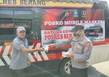 Mobile Masker Polres Serang Bagikan Masker secara Gratis kepada Masyarakat