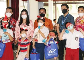 Sambut Hari Natal WOM Finance Ciputat Berikan Hadiah ke Puluhan Anak Berkebutuhan Khusus