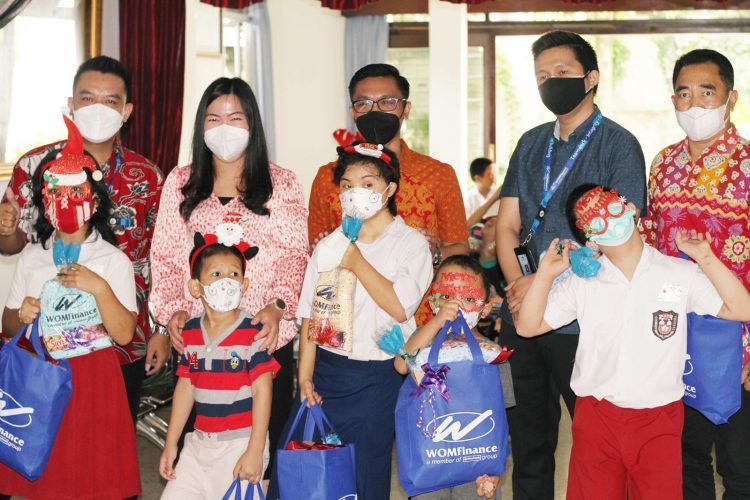 Sambut Hari Natal WOM Finance Ciputat Berikan Hadiah ke Puluhan Anak Berkebutuhan Khusus