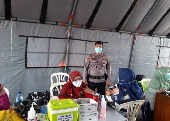 Sat Binmas Polres Lebak Polda Banten berikan Himbauan Prokes dan bagikan masker ke Peserta Vaksinasi massal