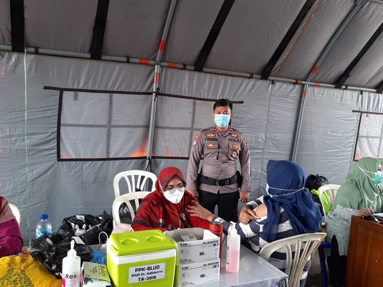 Sat Binmas Polres Lebak Polda Banten berikan Himbauan Prokes dan bagikan masker ke Peserta Vaksinasi massal