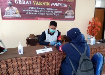 Targetkan 300 vaksinasi Demi Herd Imunity oleh Tim Rev@co Siedokes Polres Cilegon Polda Banten.