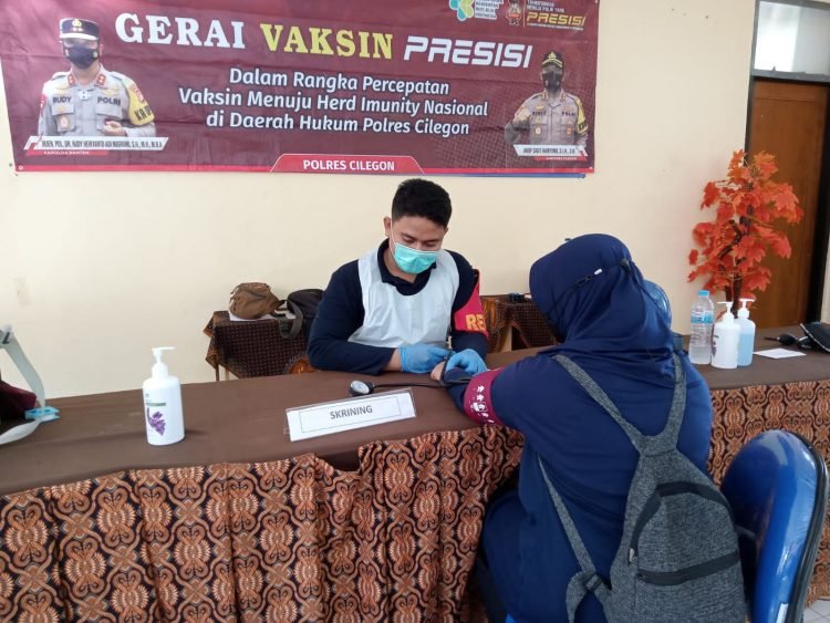 Targetkan 300 vaksinasi Demi Herd Imunity oleh Tim Rev@co Siedokes Polres Cilegon Polda Banten.