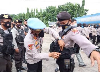 Unjuk Rasa Hari Ke 5 Propam Polres Cilegon Pastikan pengamanan Unjuk Rasa Tak Bawa Senjata Api