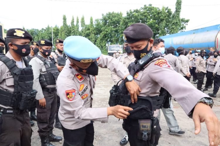 Unjuk Rasa Hari Ke 5 Propam Polres Cilegon Pastikan pengamanan Unjuk Rasa Tak Bawa Senjata Api