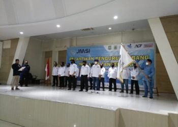 Tangerang - Jaringan media siber Indonesia (JMSI) Kota Tangerang periode 2021-2024 resmi dilantik. Pelantikan berjalan lancar dan khidmat di Aula Gedung Majelis Ulama Indonesia (MUI) Kota Tangerang, Kamis (9/12/2021). Acara pelantikan dihadiri Wakil Walikota Tangerang Sachrudin, Sekretaris DPP JMSI Mahmud Marhaba, Bendahara DPP JMSI Dede Zaki Mubarok dan perwakilan Kodim 0506/Tangerang, Kejari Kota Tangerang serta sejumlah tamu undangan organisasi wartawan di Kota Tangerang. Sekretaris DPP JMSI Mahmud Marhaba mengatakan, dengan hadirnya JMSI di Kota Tangerang dapat memberikan sajian informasi yang berkualitas dan mencerdaskan masyarakat. JMSI merupakan organisasi yang didalamnya merupakan pemilik media. Dengan begitu, harapannya bisa turut memberikan kontribusi bagi pembangunan Kota Tangerang. "JMSI di Kota Tangerang ini menjadi salah satu yang organisasi yang memiliki formatir kepengurusan lengkap, tadi saya dengar. Semoga dengan begitu siap untuk bersinergi dengan sejumlah pihak di kota Tangerang baik pemerintah maupun instansi lainnya,"katanya. Wakil walikota Tangerang Sachrudin dalam sambutannya menuturkan, keberadaan JMSI semakin menyemarakan dunia jurnalistik di kota Tangerang. Pemerintah kota Tangerang menyambut baik hal ini, semoga kedepan terus dapat memberi manfaat bagi masyarakat luas, khususnya warga kota Tangerang. "Harapan kami tentu kepada pengurus JMSI yang baru dilantik ini dapat memberi kontribusi bagi pembangunan kota Tangerang,"katanya. Sementara itu, Ketua Pencab JMSI kota Tangerang Jojo Sudirjo menambahkan, siap bersinergi dengan berbagai pihak baik pemerintah maupun swasta. JMSI hadir merupakan semangat baru bagi dunia jurnalistik di Indonesia khususnya di Kota Tangerang, semakin maju dan profesional. "Kami sebagai pemilik media tentu ingin turut berpartisipasi dalam pembangunan di Kota Tangerang, melalui jalan sesuai profesi kami. Untuk itu kami siap bersama berkolaborasi bersama pemerintah dan swasta,"imbuhnya. Sebagai informasi, Pelantikan dilakukan dengan seremoni penyerahan bendera JMSI oleh ketua JMSI Banten Wahyu Haryadi kepada ketua JMSI Kota Tangerang, yang diikuti pengurus lain serta disaksikan tamu undangan. Selain itu, dalam acara, juga dilaksanakan santunan bagi belasan anak yatim baik berupa uang tunai juga paket makanan juga terselenggara berkat kerjasama berbagai pihak swasta.
