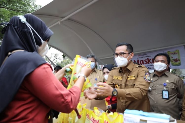 Operasi Pasar Pemkot Tangsel, 4000 Pouch Minyak Goreng Seharga Rp 14 Ribu per Liter Habis Diserbu Warga