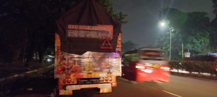 Bahu Jalan Jadi Parkir Truk, Perparah Kemacetan di Depan Pasar Tanah Tinggi