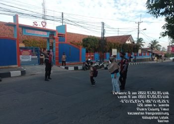 Bantu anak Sekolah sebrangkan jalan, Sat Samapta Polres Lebak Lakukan Patroli di SDN 2 MC Timur Rangkasbitung