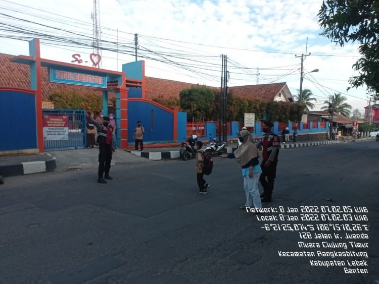 Bantu anak Sekolah sebrangkan jalan, Sat Samapta Polres Lebak Lakukan Patroli di SDN 2 MC Timur Rangkasbitung