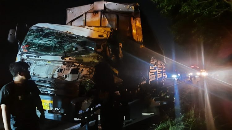 Dump Truck Diseruduk di Tol Tangerang-Merak, 1 Orang Tewas