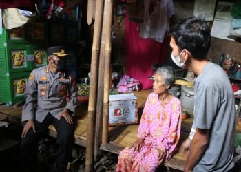 Kapolres Pandeglang Peduli Berikan Sembako Ke Ibu Saobi
