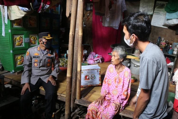 Kapolres Pandeglang Peduli Berikan Sembako Ke Ibu Saobi