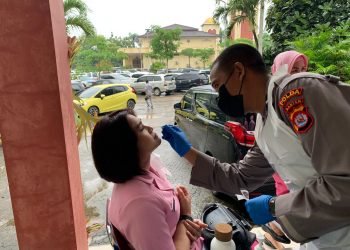 Kegiatan Bhayangkari, Biddokkes Polda Banten Lakukan Pemeriksaan Swab Antigen