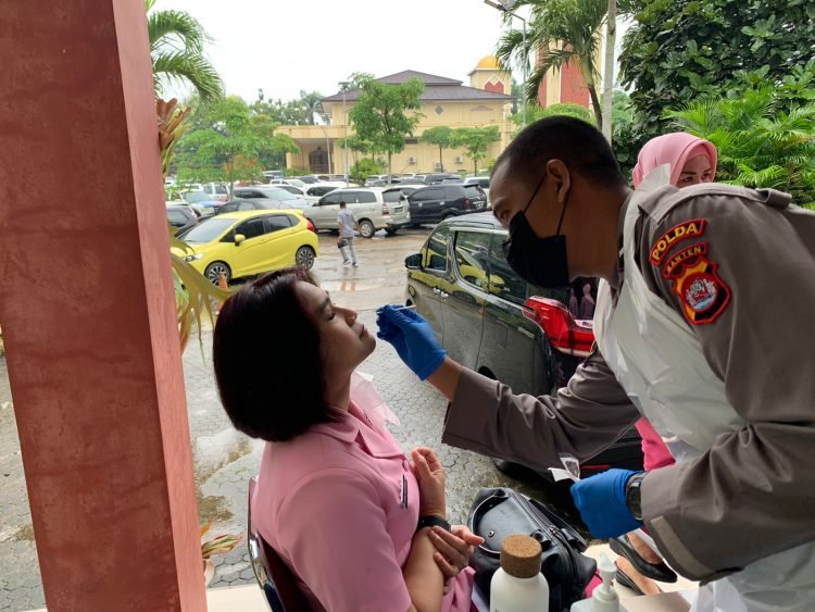Kegiatan Bhayangkari, Biddokkes Polda Banten Lakukan Pemeriksaan Swab Antigen