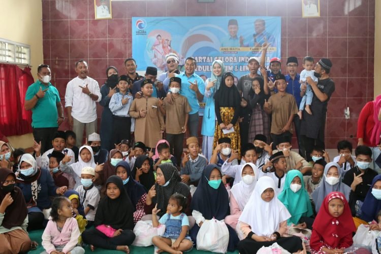 Partai Gelora Santuni Yatim dan Tanam Pohon di Desa Ciakar