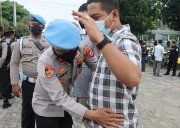 Pastikan Personel terlibat pengamanan Tidak Membawa Senjata, ini yang dilakukan Wakapolres dan kasipropam Polres Cilegon
