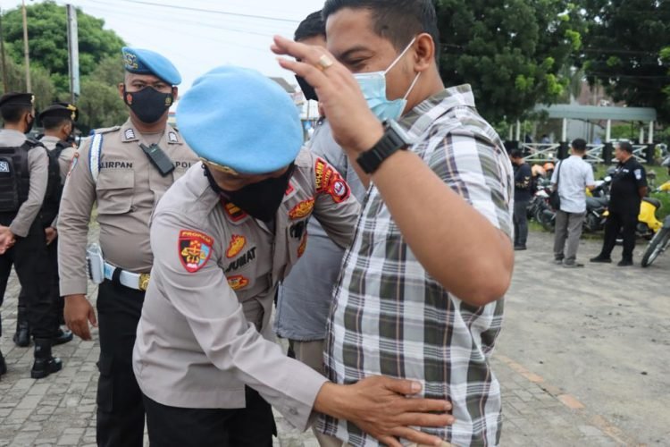 Pastikan Personel terlibat pengamanan Tidak Membawa Senjata, ini yang dilakukan Wakapolres dan kasipropam Polres Cilegon