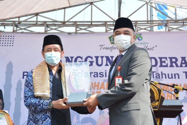Peduli Terhadap Pondok Pesantren, Bupati Zaki Terima Penghargaan dari Menteri Agama