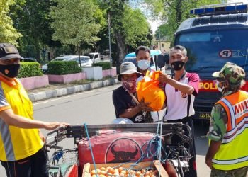 Peduli Warga Terdampak Covid-19, Ditbinmas Bagikan Paket Sembako