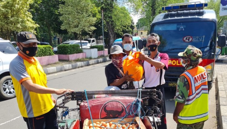 Peduli Warga Terdampak Covid-19, Ditbinmas Bagikan Paket Sembako